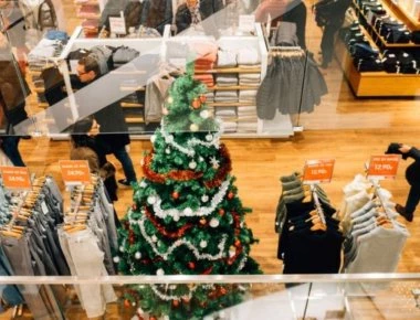 Εορταστικό ωράριο - Τι ώρα κλείνουν τα καταστήματα